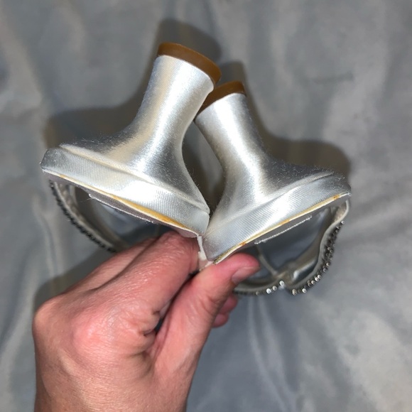 Touch Ups white satin thong kitten heel rhinestone strap size 9.5 Sandals bride - Picture 5 of 10